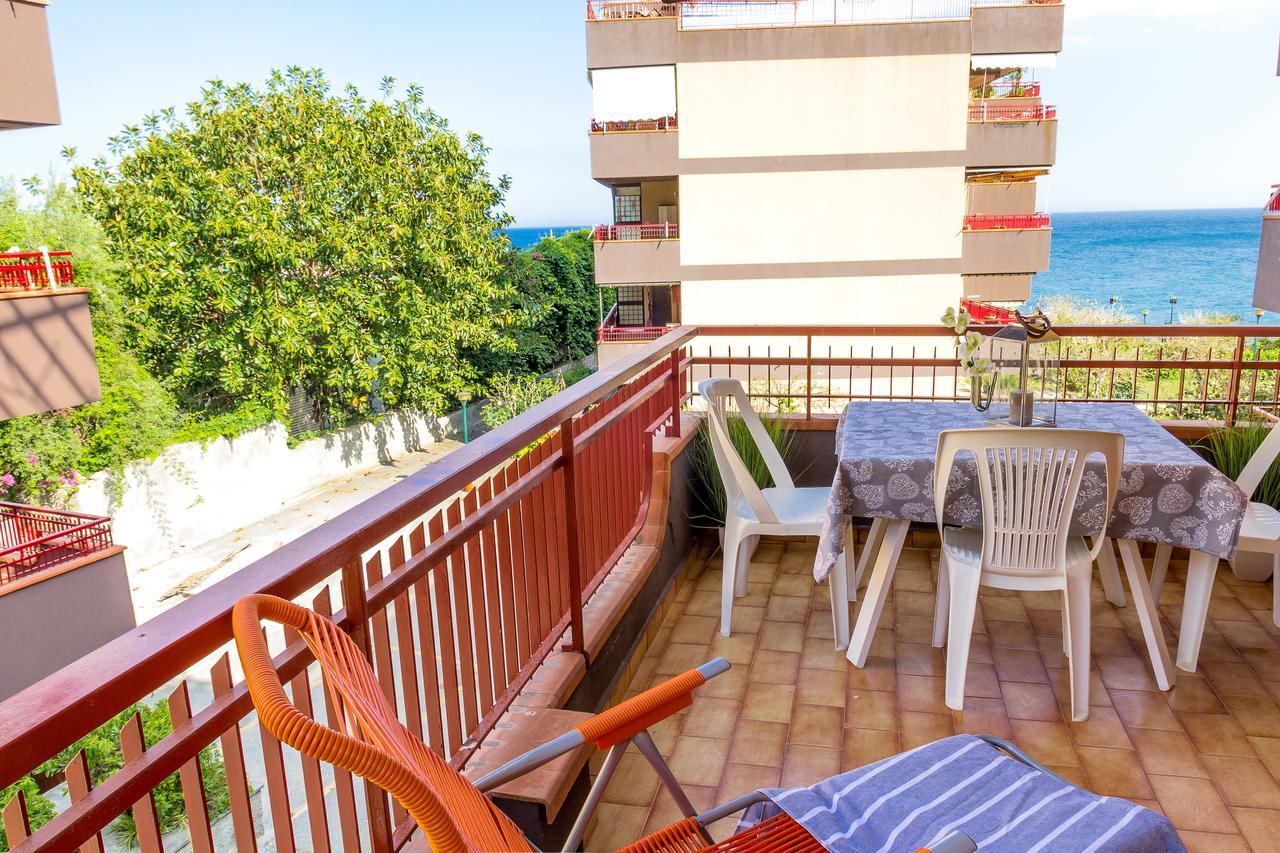 Blue Wood Apartment เลโตยานนี ภายนอก รูปภาพ